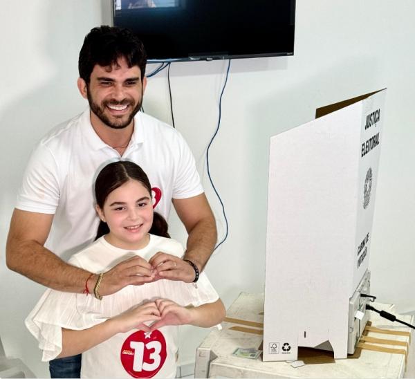 Candidato Marcus Vinícius Kalume da Coligação "Floriano é do amor e da esperança" vota neste domingo