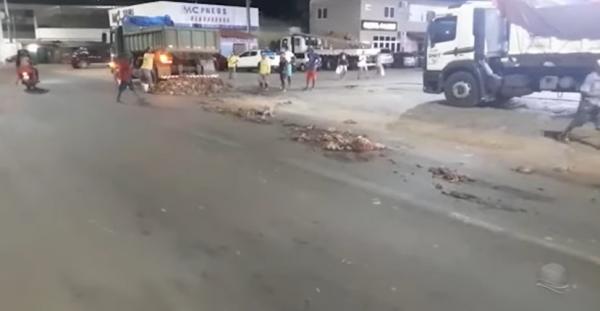 Galinhas ficam espalhadas na Avenida Calisto Lobo ap&oacute;s ca&iacute;rem de caminh&atilde;o em Floriano.(Imagem:Reprodu&ccedil;&atilde;o/Jornal da Tropical)