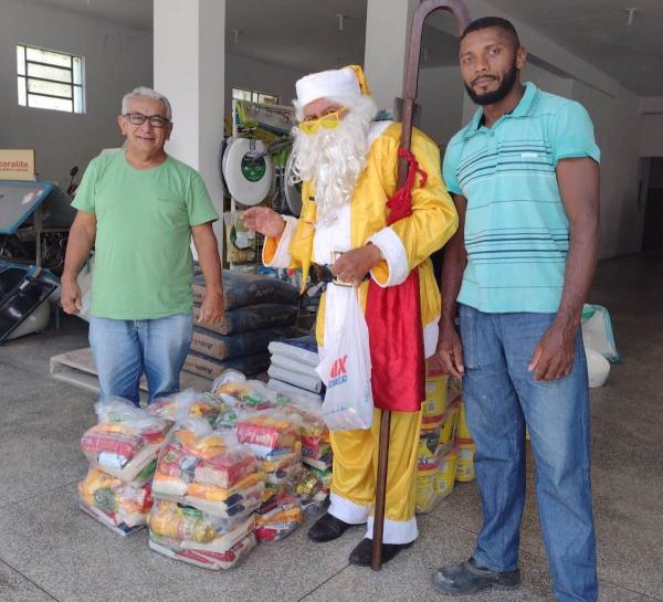 Repórter Amarelinho se veste de Papai Noel para manter viva a magia do Natal em Floriano