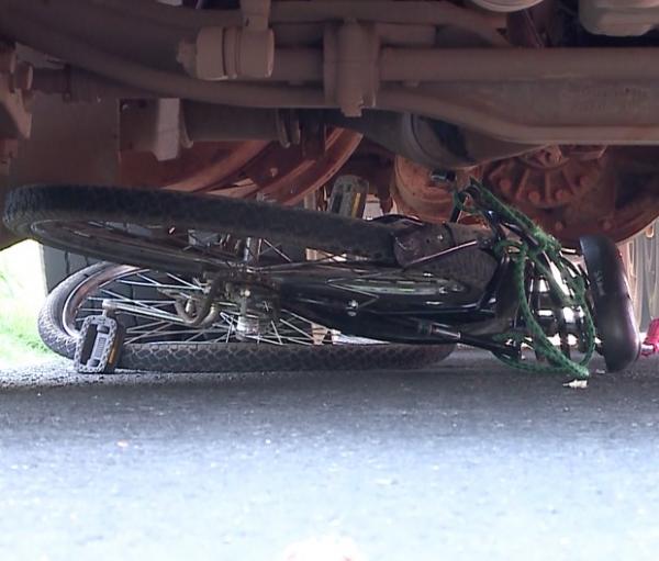 Bicicleta ficou presa sob a carreta e motorista n&atilde;o prestou socorro.(Imagem:Reprodu&ccedil;&atilde;o/TV Clube)