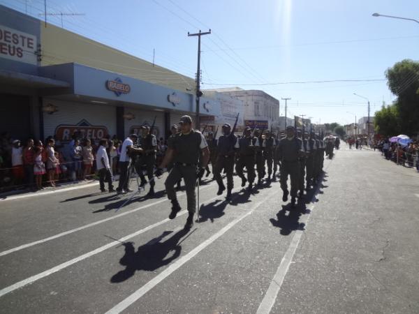 Floriano comemorou o Dia da P&aacute;tria com desfile c&iacute;vico.(Imagem:FlorianoNews)