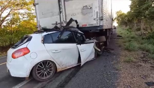 Duas pessoas morrem em colis&atilde;o entre carro e caminh&atilde;o, entre Jerumenha e Floriano.(Imagem:Reprodu&ccedil;&atilde;o)