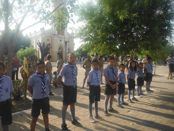 Hasteamento de bandeiras assinala abertura da Semana da P&aacute;tria em Floriano.(Imagem:FlorianoNews)