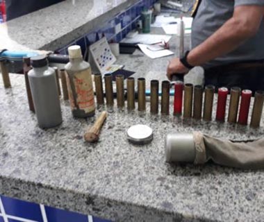 Trio de caçadores é preso após ser flagrado com armas e animal abatido