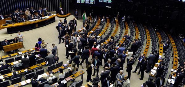 Justiça Federal bloqueia fundo partidário e autoriza uso no combate a Covid-19
