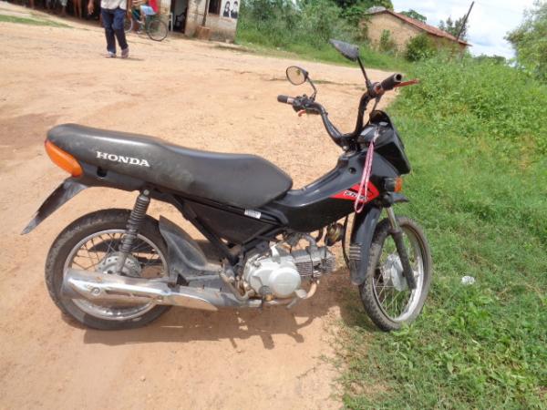 Polícia Militar encontra moto abandonada no meio do mato em Floriano