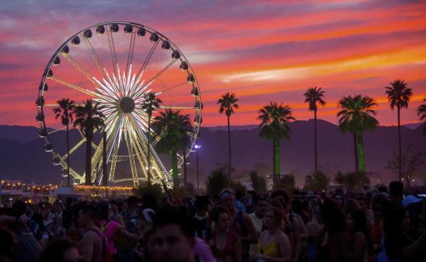 O Coachella leva meio milhão de pessoas a um local a céu aberto de Indio, no leste de Los Angeles, ao longo de duas semanas. As datas de 2022 são os finais de semana de 15 a 17 e(Imagem:Reprodução)