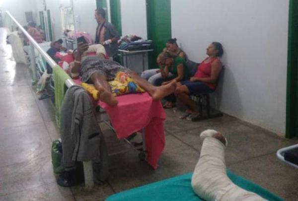 Sem material, pacientes aguardam cirurgias em corredor de hospital em Floriano.(Imagem:Reprodu&ccedil;&atilde;o)