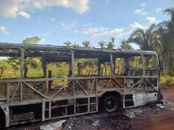 Ônibus escolar pega fogo ao sair para buscar estudantes no Norte do Piauí