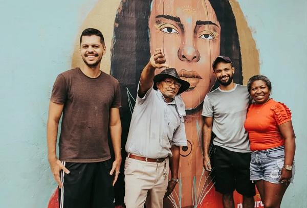  Ant&ocirc;nio Filho (o primeiro da esquerda para a direita) idealizador do projeto Afrofuturismo ao lado de algumas pessoas em frente ao mural de Francisca Trindade em Teresina.(Imagem:Reprodu&ccedil;&atilde;o )