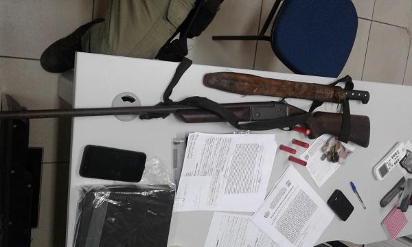 Homem &eacute; preso por porte ilegal de arma de fogo na zona rural de Floriano.(Imagem:Tem&iacute;stocles Filho/jc24horas)