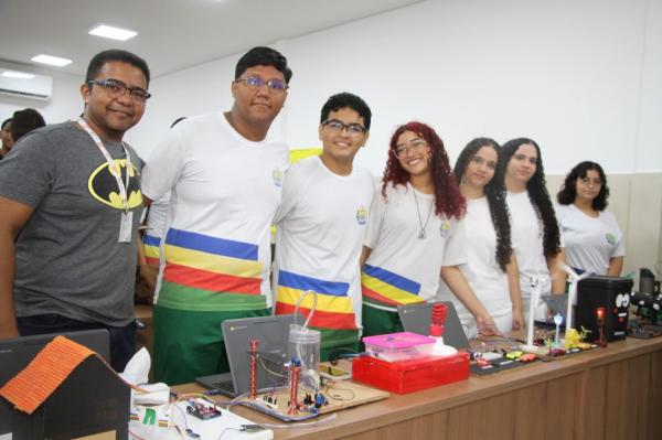 Estudantes criam semáforos inteligentes, miniusinas solares e até jogos na 1ª Mostra Robótica