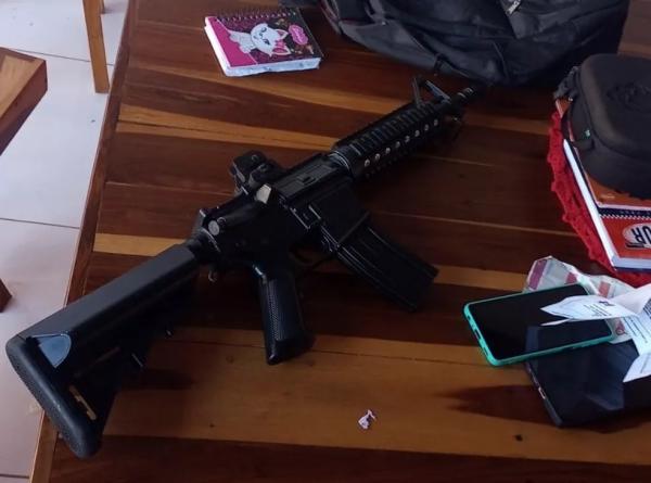 Quatro pessoas são presas e réplica de fuzil é apreendida durante operação contra tráfico de drogas