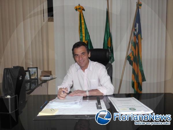 Prefeito Gilberto J&uacute;nior se reuniu com secretariado para avalia&ccedil;&atilde;o e planejamento.(Imagem:FlorianoNews)