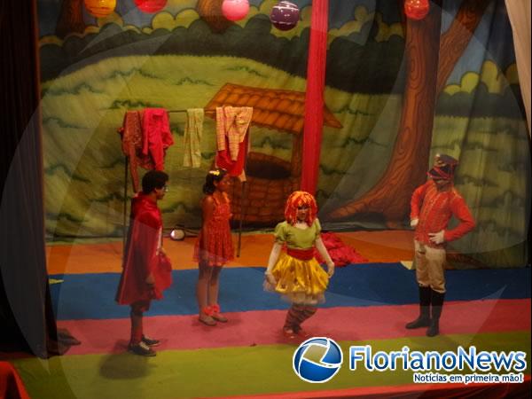 Brincantes apresentam o espet&aacute;culo 