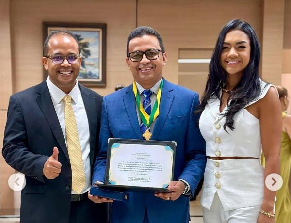 Deputado Dr. Francisco Costa recebe Medalha do M&eacute;rito Legislativo da C&acirc;mara de Teresina(Imagem:Reprodu&ccedil;&atilde;o/Instagram )
