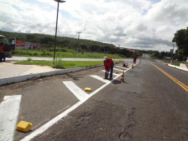 Obras de sinaliza&ccedil;&atilde;o est&atilde;o sendo realizadas em Floriano.(Imagem:FlorianoNews)