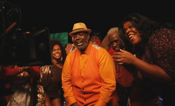 Péricles dá voz à música-tema do filme "Barraco de família"