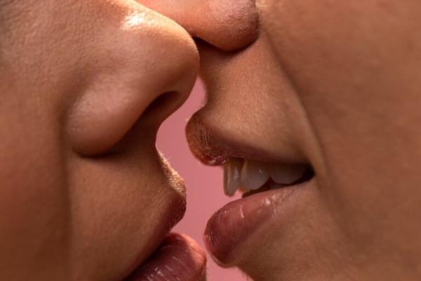 Saiba os cuidados para evitar a "doença do beijo" no carnaval