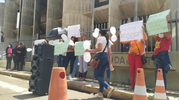  Familiares de menina morta ap&oacute;s ser baleada em assalto fazem manifesta&ccedil;&atilde;o em Teresina.(Imagem: Andr&ecirc; Nascimento/g1 )