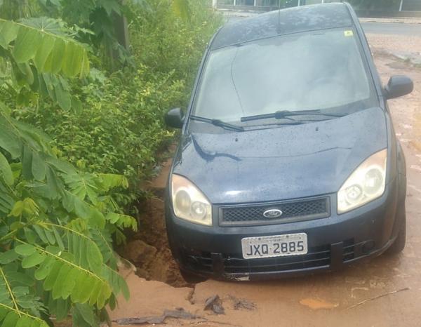 Motorista escapa ileso após veículo afundar em buraco na Rua João Chico, em Floriano