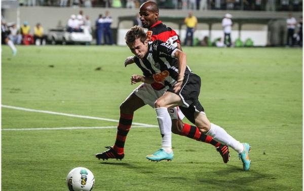 Bernard tenta passar por Wellington Silva, que seria expulso.(Imagem:Bruno Cantini / Site Oficial do Atl&eacute;tico-MG)