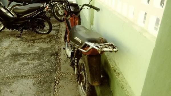 Pol&iacute;cia Militar recupera motocicleta durante abordagem em Floriano.(Imagem:FlorianoNews)