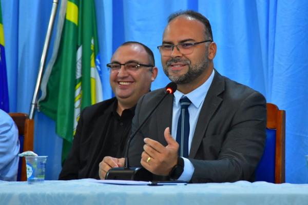 Secret&aacute;rio municipal de Educa&ccedil;&atilde;o, Nylfranyo Ferreira e o presidente da casa, vereador Joab Curvina.(Imagem:CMF)