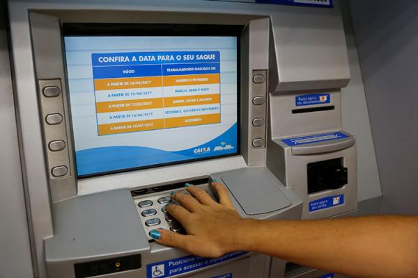 Mesmo com concorrência digital, bancos sobem tarifas acima da inflação
