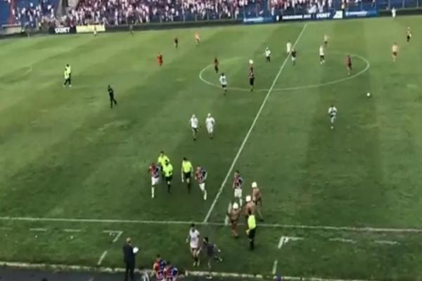 Torcedores invadem campo para agredir jogadores após rebaixamento do Paraná(Imagem:Reprodução)