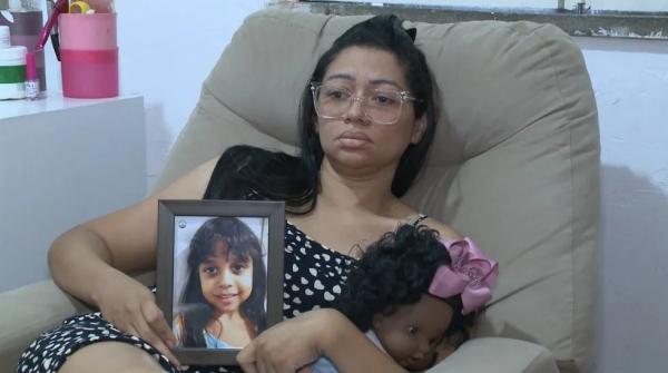 Mãe chora e pede Justiça ao relatar morte da filha de 6 anos quando policial reagiu a assalto