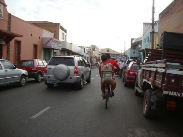 Movimenta&ccedil;&atilde;o na rua Gabriel Zarur, centro de Floriano(Imagem:Amarelinho)