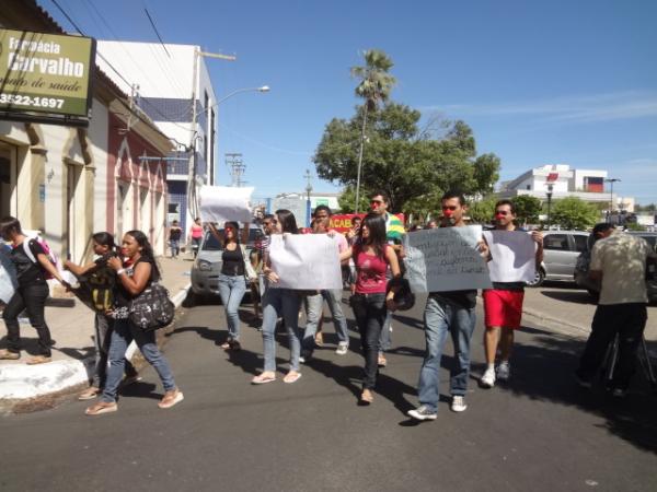 Professores e estudantes da UESPI realizaram manifesta&ccedil;&atilde;o em Floriano.(Imagem:FlorianoNews)
