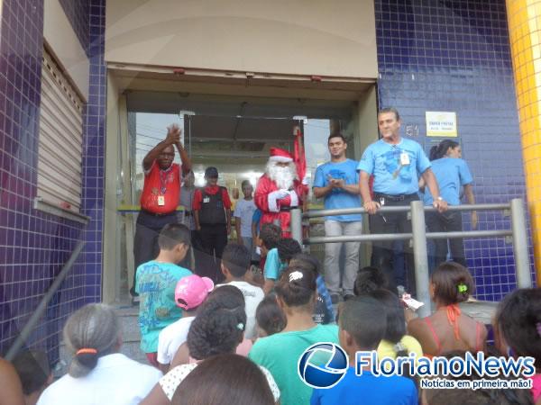 Crian&ccedil;as ganham presentes do Papai Noel dos Correios em Floriano.(Imagem:FlorianoNews)