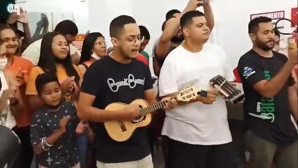 Integrantes do grupo Baratinar recepcionando Nayo com m&uacute;sica(Imagem:Reprodu&ccedil;&atilde;o)