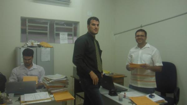 Na imagem, o delegado auxiliar Heraldo Freitas, o novo delegado Matheus Zanatta e o delegado Walter J&uacute;nior.(Imagem:FlorianoNews)