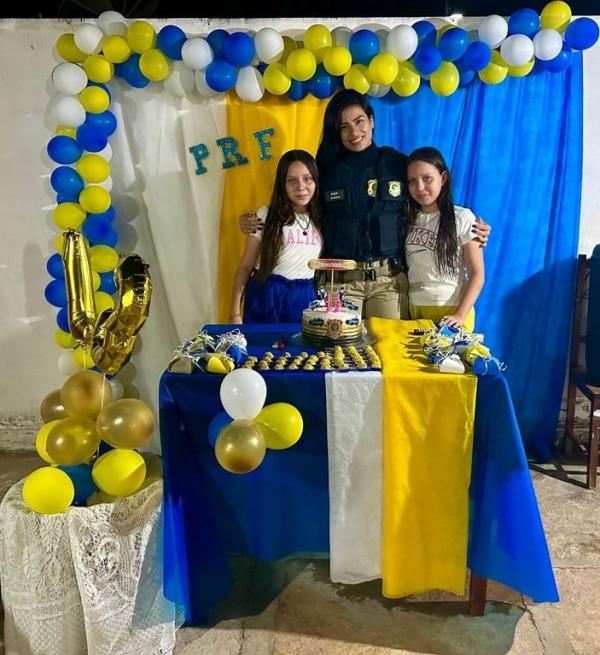 Irmãs que sonham ingressar na PRF são surpreendidas por policiais em seu aniversário de 13 anos