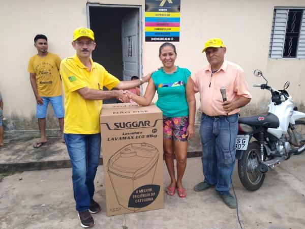 Equipe da Funerária Paz Eterna faz entrega de prêmios de Fim de Ano Premiado