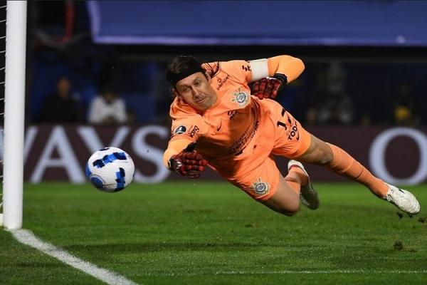 Cássio salva nos pênaltis, e Corinthians passa pelo Boca na Libertadores