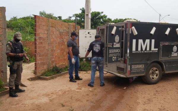 Mulher é encontrada morta na sala de casa com perfurações na cabeça em Teresina