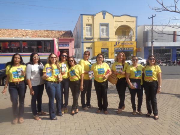 10&ordf; GRE realiza distribui&ccedil;&atilde;o panfletos com dicas sobre o Enem.(Imagem:FlorianoNews)