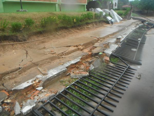  Chuva derruba muro da 10&ordf; Regional de Sa&uacute;de de Floriano.(Imagem:FlorianoNews)