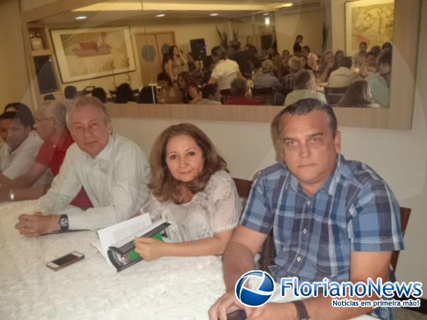 Luiz Gonzaga re&uacute;ne amigos em lan&ccedil;amento de livro em Floriano.(Imagem:FlorianoNews)