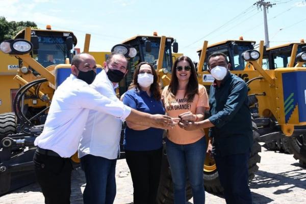 Prefeito Joel Rodrigues recebe máquina motoniveladora em Teresina