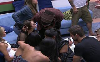 Analice e Jakeline se abraçam depois de serem indicadas para o Paredão