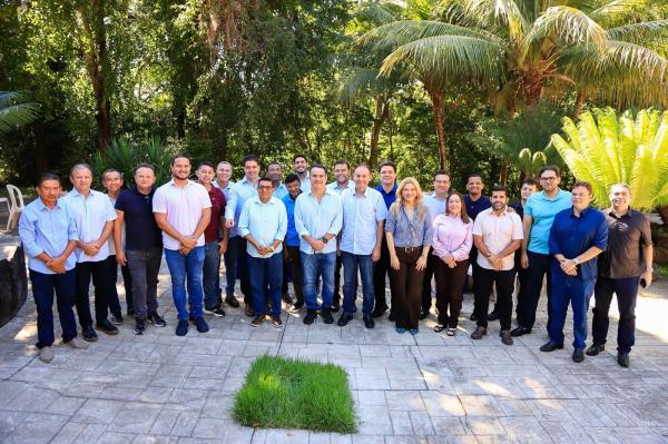 Ciro Nogueira recebe grupo de vereadores de Teresina