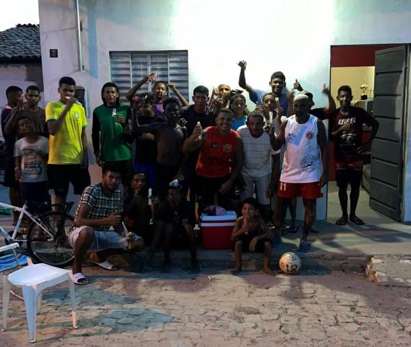 Clube barra ambulante de vender "dindin" em estádio, influenciador salva vendas e compra tudo