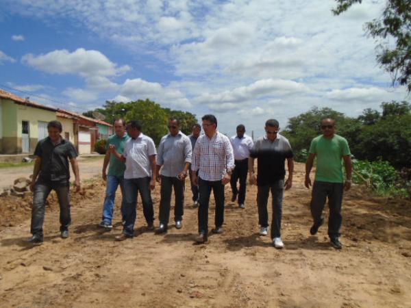 Joel Rodrigues e o Secret&aacute;rio de Estado dos Transportes visitam obras de 12 milh&otilde;es em Floriano.(Imagem:FlorianoNews)
