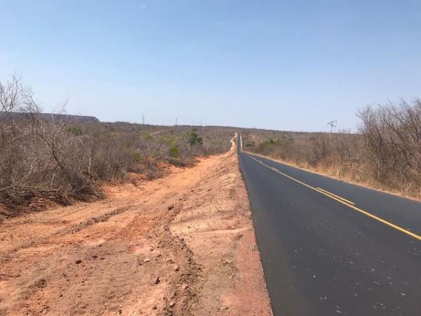  BR 135: Al&eacute;m do desn&iacute;vel lateral, a foto revela o quanto a rodovia &eacute; estreita e desprovida de qualquer acostamento.(Imagem:Divulga&ccedil;&atilde;o)