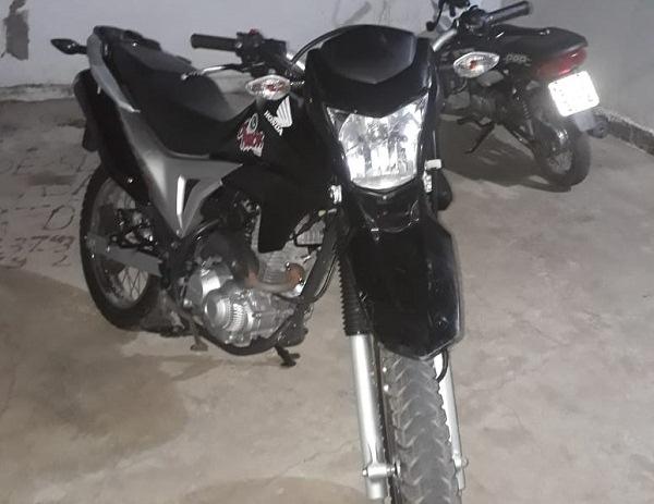 Motocicleta é tomada de assalto no Loteamento Conviver